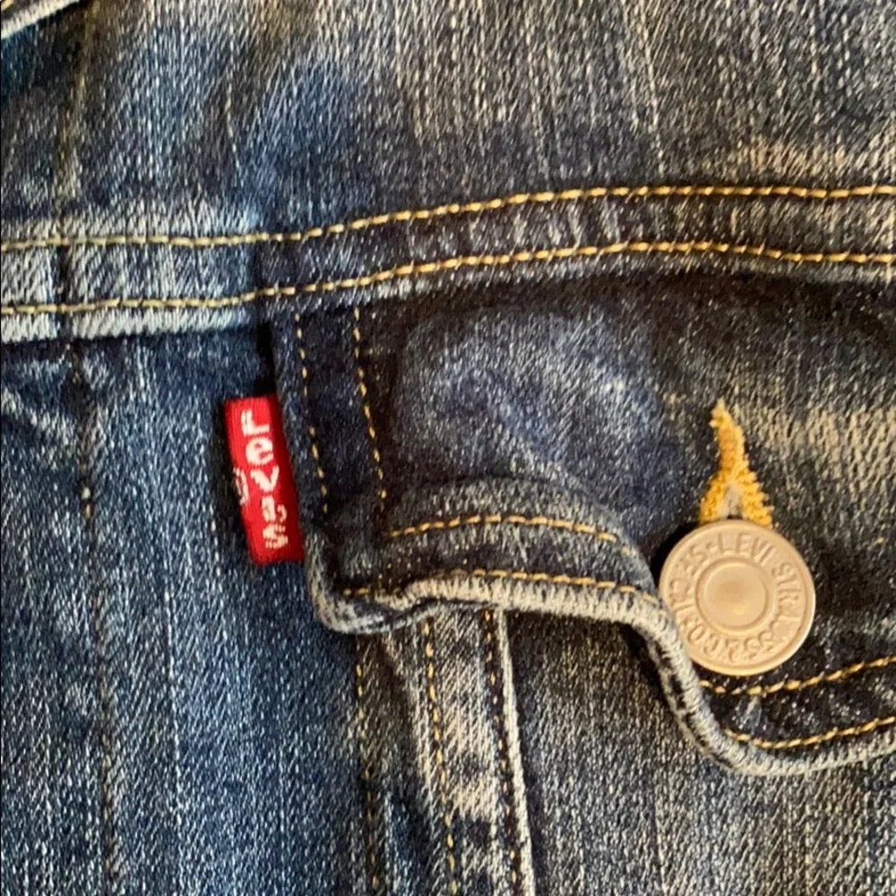 Levi’s Denim Jean Jacket - Picture 4 of 10